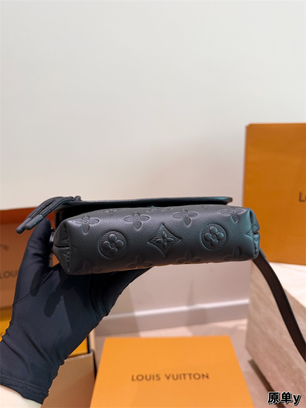 超人気ルイビトンショルダーバッグコピーLOUIS VUITTON District PM 15*15cm個性的