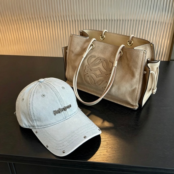 2026新作 SAINT LAURENT 激安 サンローラン ウォッシュドデニム ベースボールキャップ スタッズ装飾 ヴィンテージ加工 ユニセックス 人気アイテム