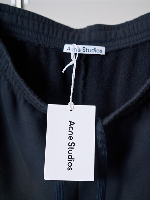 ロゴ刺繍 カジュアルスタイル 2026注目アイテム Acne Studios アクネストゥディオズ コピー ショートパンツ シンプルコーデ