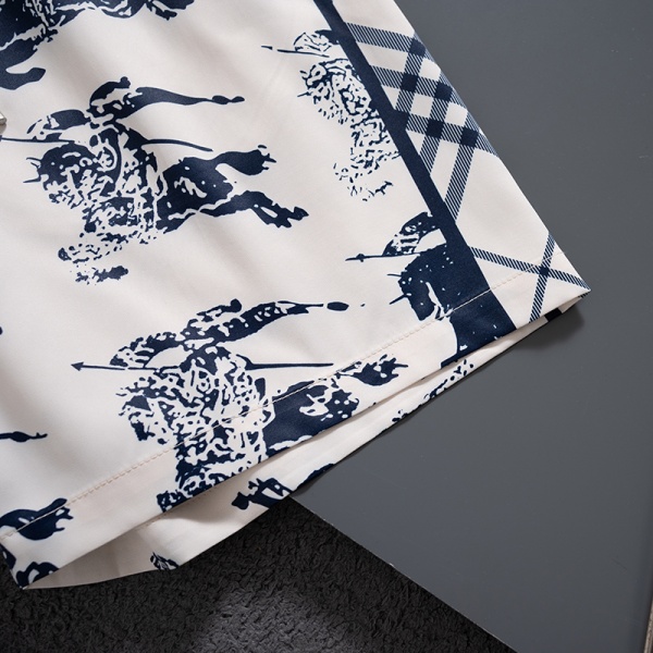 2026新作 BURBERRY 激安 バーバリー グラフィックプリント スイムショーツ ハーフパンツ ショートパンツ ビーチパンツ 速乾 リゾート 人気アイテム