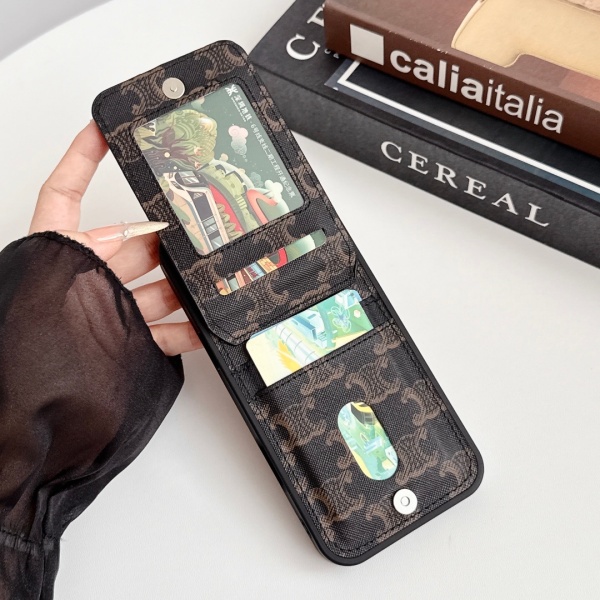 2026新作 CELINE 激安 セリーヌ スマホケース トリオンフ柄 カード収納 スタンド機能付き メタルロゴ 多機能 携帯ケース 人気アイテム