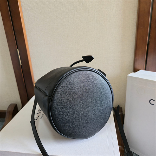 2026SS最新春夏セリーヌショルダーバッグコピーCELINE収納性抜群使い勝手　16x19x16cm
