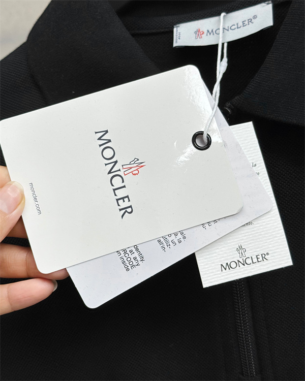 ハーフジップ 袖ロゴ 端正スタイル 大人カジュアル MONCLER モンクレール コピー ポロシャツ 定番人気
