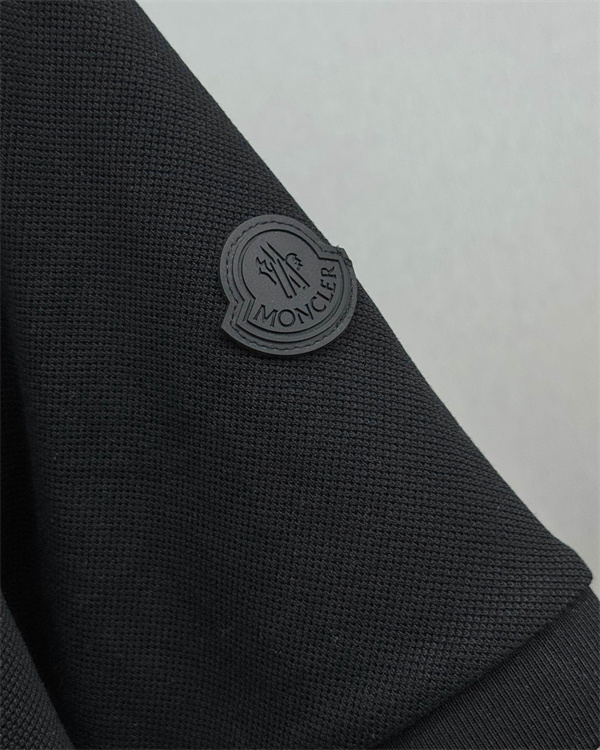 ハーフジップ 袖ロゴ 端正スタイル 大人カジュアル MONCLER モンクレール コピー ポロシャツ 定番人気