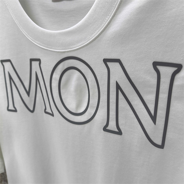 フロントレタリング ワンポイントパッチ スタイリッシュ MONCLER モンクレール コピー 半袖Tシャツ 注目作