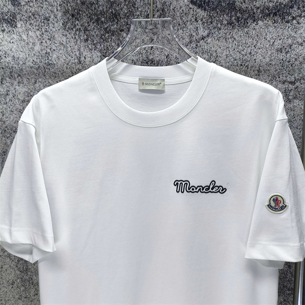 筆記体ロゴ 袖ワッペン クリーンデザイン MONCLER モンクレール コピー 半袖Tシャツ 上質カジュアル