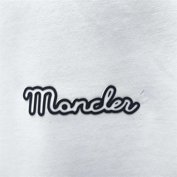 筆記体ロゴ 袖ワッペン クリーンデザイン MONCLER モンクレール コピー 半袖Tシャツ 上質カジュアル