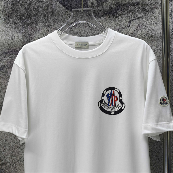 ロゴパッチ クリーンスタイル デイリー使い MONCLER モンクレール コピー 半袖Tシャツ センス漂う一着