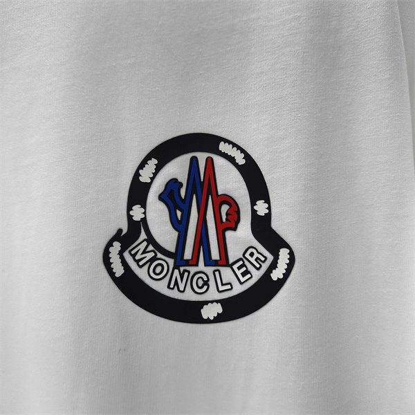 ロゴパッチ クリーンスタイル デイリー使い MONCLER モンクレール コピー 半袖Tシャツ センス漂う一着