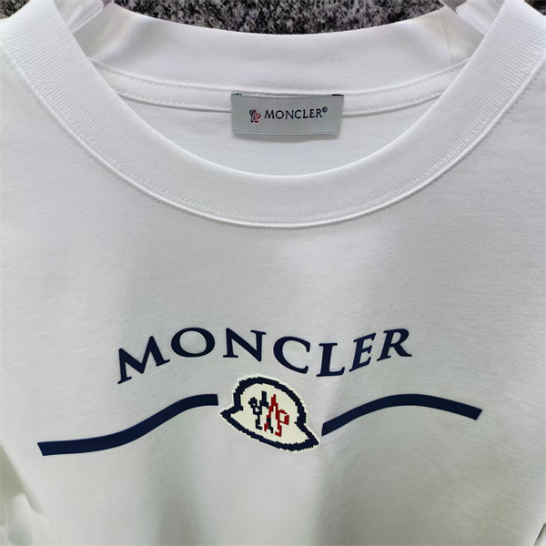 エンブレムモチーフ フロントプリント すっきりコーデ MONCLER モンクレール コピー 半袖Tシャツ 好印象アイテム