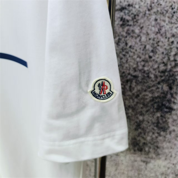 エンブレムモチーフ フロントプリント すっきりコーデ MONCLER モンクレール コピー 半袖Tシャツ 好印象アイテム