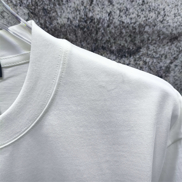 エンブレムモチーフ フロントプリント すっきりコーデ MONCLER モンクレール コピー 半袖Tシャツ 好印象アイテム