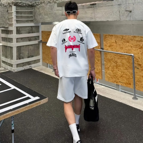2026春夏新作BALENCIAGA コピー マルチロゴプリント半袖Tシャツホワイト個性派デザイン 