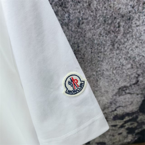 アイコンモチーフ ロゴグラフィック スタイリッシュ MONCLER モンクレール コピー 半袖Tシャツ 注目作