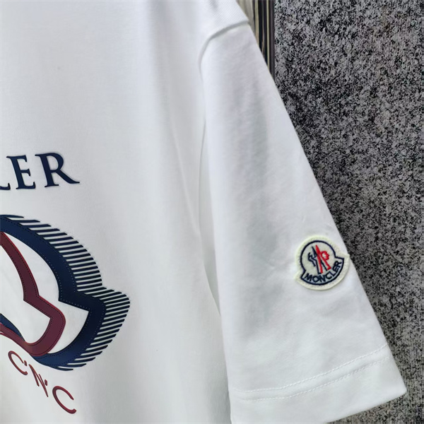 アイコンモチーフ ロゴグラフィック スタイリッシュ MONCLER モンクレール コピー 半袖Tシャツ 注目作