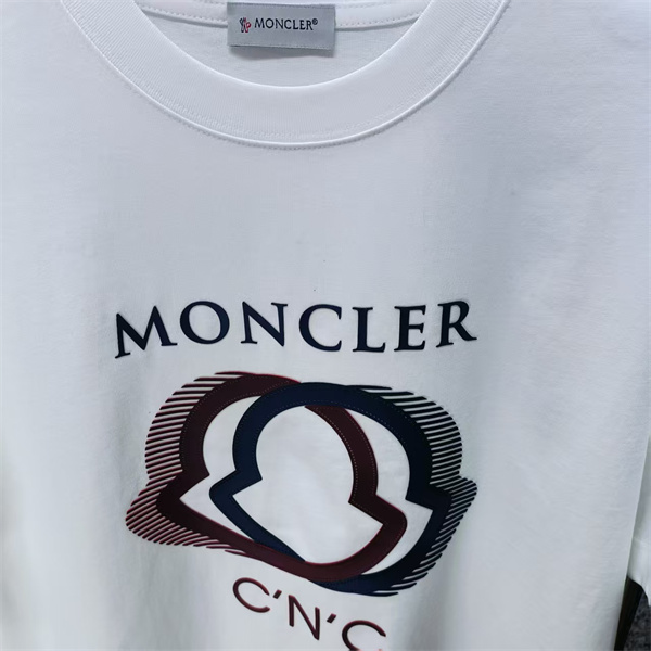 アイコンモチーフ ロゴグラフィック スタイリッシュ MONCLER モンクレール コピー 半袖Tシャツ 注目作