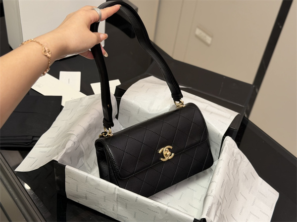 大人気♥新品CHANELシャネルショルダーバッグスーパーコピーおしゃれコーディネート