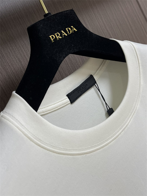 フロントロゴ スタンダードフォルム 着回しアイテム PRADA プラダ コピー ロングスリーブTシャツ 2026新作