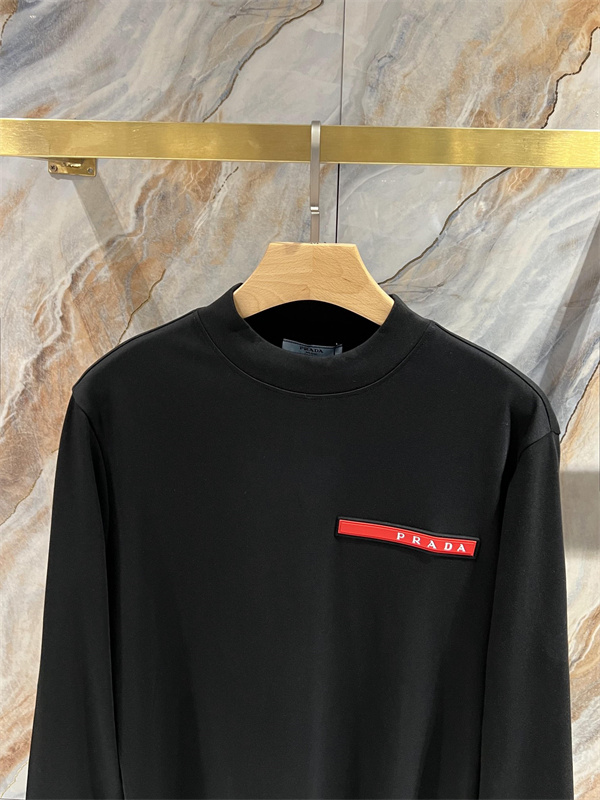 レッドロゴライン シンプル仕上げ 都会的ムード PRADA プラダ コピー ロンT 話題アイテム