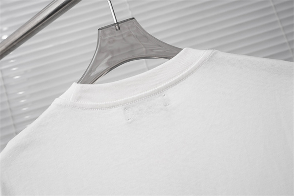 ミニロゴ 刺繍デザイン クルーネック ベーシックフォルム AMIRI アミリ コピー 半袖Tシャツ 上質カジュアル