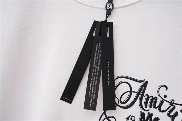 アートタイポ 大判プリント 2026新作 海外トレンド AMIRI アミリ コピー 半袖Tシャツ 主役級アイテム 人気モデル