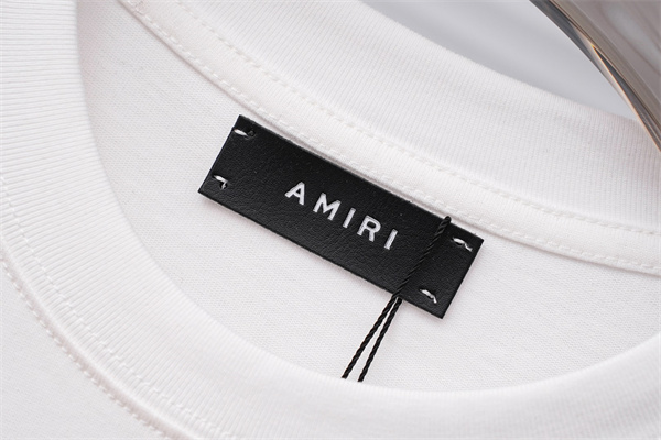 アートタイポ 大判プリント 2026新作 海外トレンド AMIRI アミリ コピー 半袖Tシャツ 主役級アイテム 人気モデル