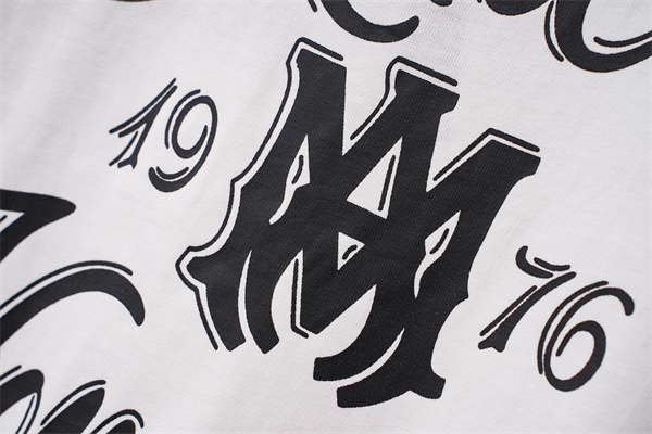 アートタイポ 大判プリント 2026新作 海外トレンド AMIRI アミリ コピー 半袖Tシャツ 主役級アイテム 人気モデル