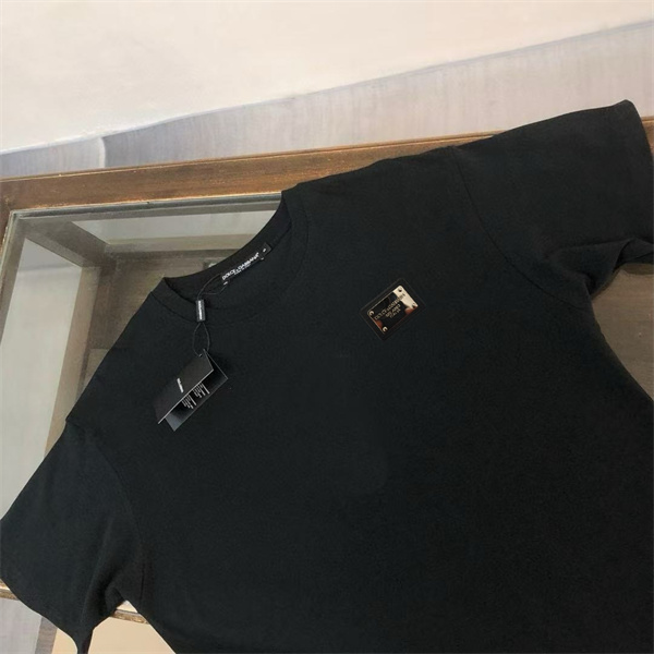 メタルプレート 胸元アクセント ベーシックシルエット DOLCE & GABBANA ドルチェ＆ガッバーナ コピー 半袖Tシャツ デイリーファッション