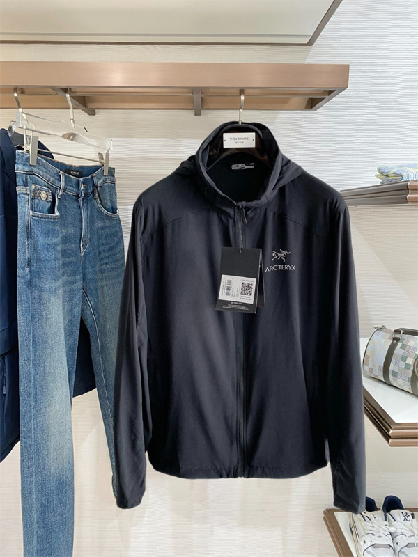 コンパクトシルエット ロゴアクセント トレイルスタイル ARC'TERYX アークテリクス コピー ウインドジャケット 機能系ウェア