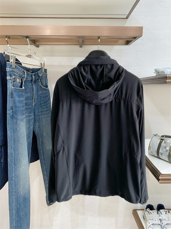 コンパクトシルエット ロゴアクセント トレイルスタイル ARC'TERYX アークテリクス コピー ウインドジャケット 機能系ウェア