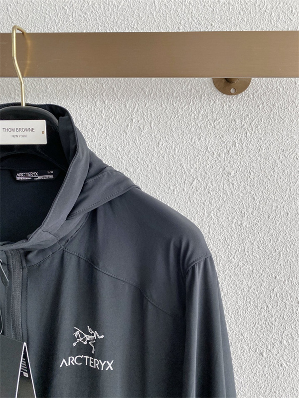 コンパクトシルエット ロゴアクセント トレイルスタイル ARC'TERYX アークテリクス コピー ウインドジャケット 機能系ウェア