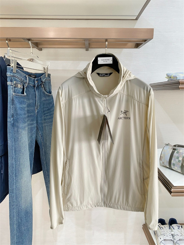 コンパクトシルエット ロゴアクセント トレイルスタイル ARC'TERYX アークテリクス コピー ウインドジャケット 機能系ウェア