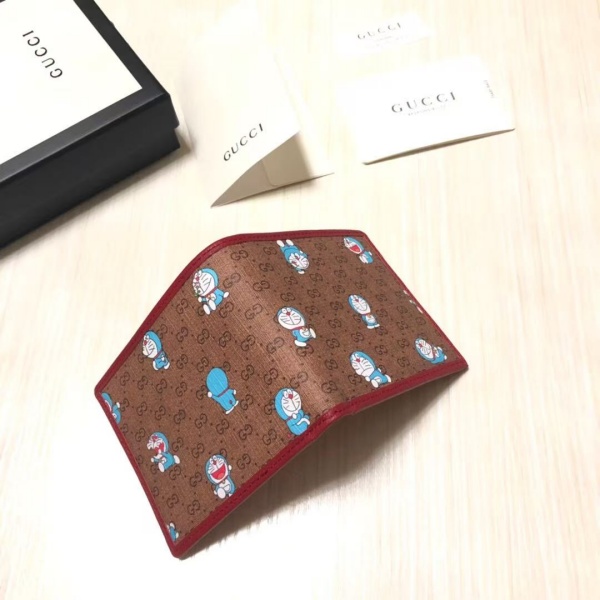 話題コラボ ドラえもん総柄 GUCCI 二つ折り財布 レッド内装 グッチ