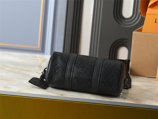 エンボスモノグラム ミニボストン ブラックレザー 端正フォルム 上級スタイル LOUIS VUITTON ルイヴィトン コピー バッグ 存在感抜群