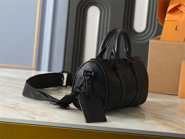 エンボスモノグラム ミニボストン ブラックレザー 端正フォルム 上級スタイル LOUIS VUITTON ルイヴィトン コピー バッグ 存在感抜群
