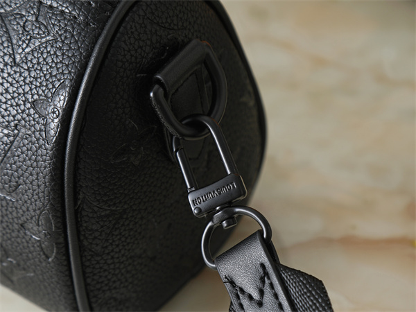 エンボスモノグラム ミニボストン ブラックレザー 端正フォルム 上級スタイル LOUIS VUITTON ルイヴィトン コピー バッグ 存在感抜群