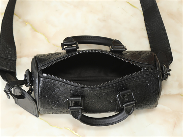 エンボスモノグラム ミニボストン ブラックレザー 端正フォルム 上級スタイル LOUIS VUITTON ルイヴィトン コピー バッグ 存在感抜群