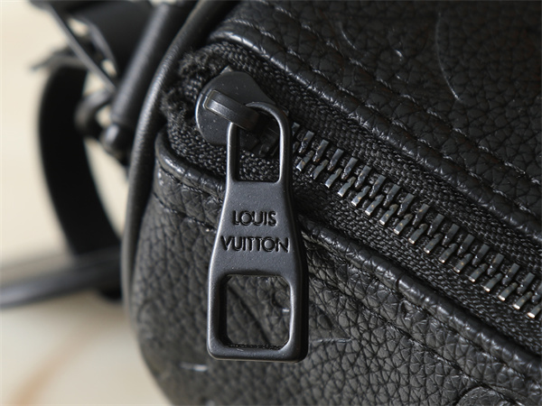 エンボスモノグラム ミニボストン ブラックレザー 端正フォルム 上級スタイル LOUIS VUITTON ルイヴィトン コピー バッグ 存在感抜群