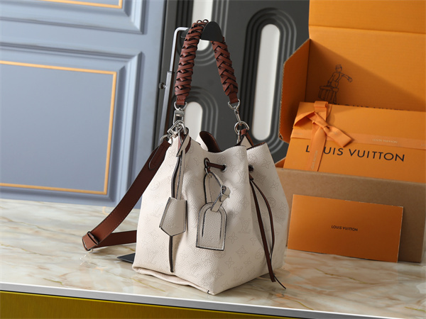 レザーアクセント 柔らかフォルム 収納力重視 LOUIS VUITTON ルイヴィトン コピー ショルダーバッグ デイリーユース