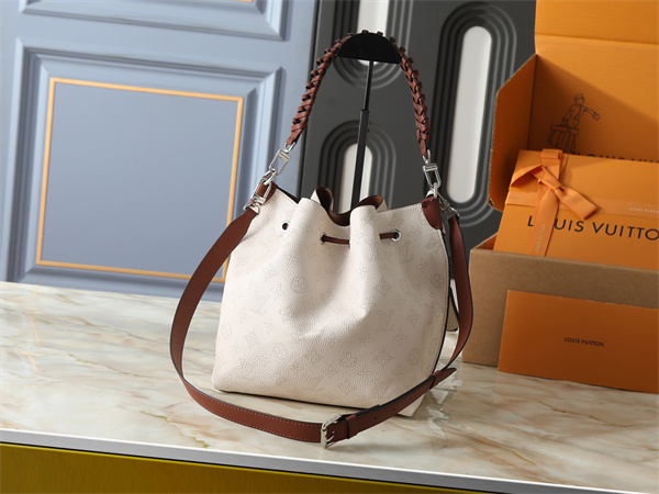 レザーアクセント 柔らかフォルム 収納力重視 LOUIS VUITTON ルイヴィトン コピー ショルダーバッグ デイリーユース