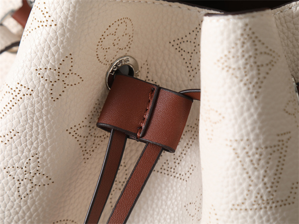 レザーアクセント 柔らかフォルム 収納力重視 LOUIS VUITTON ルイヴィトン コピー ショルダーバッグ デイリーユース