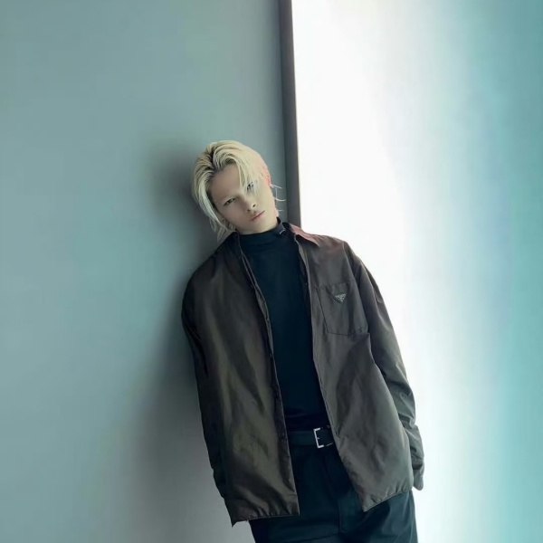 2026新作 トライアングルプレート PRADA 軽量再生ナイロン プラダ ジップジャケット