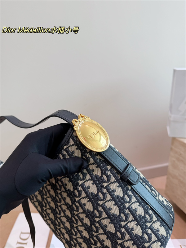 軽量・耐久性抜群Dior Medaillonディオールショルダーバッグコピー通勤＆カジュアル対応大容量