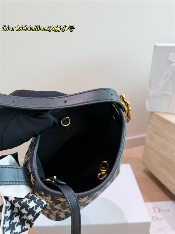軽量・耐久性抜群Dior Medaillonディオールショルダーバッグコピー通勤＆カジュアル対応大容量