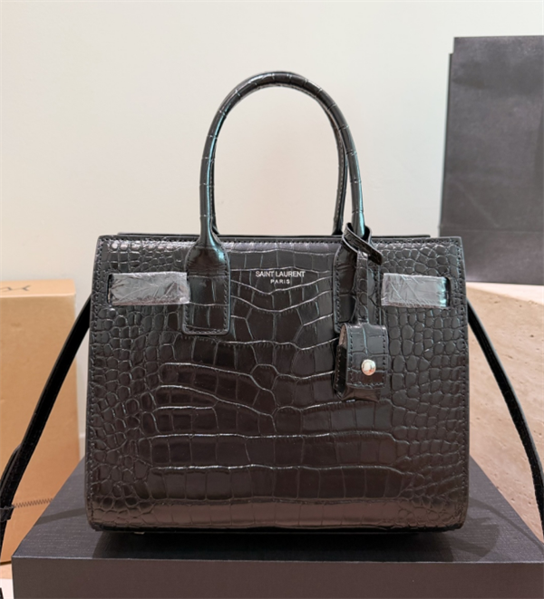 最新★SAINT LAURENTサンローランハンドバッグコピー大容量でスマホ・化粧品・書類もすっきり収納