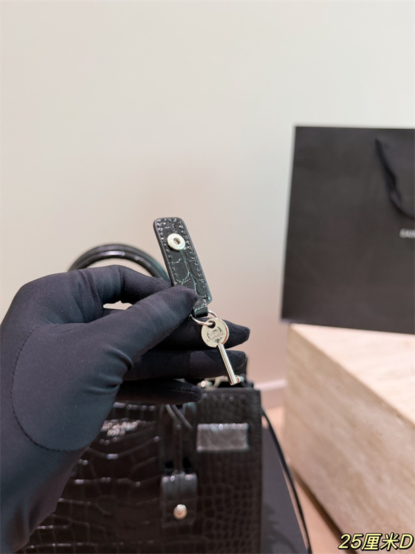最新★SAINT LAURENTサンローランハンドバッグコピー大容量でスマホ・化粧品・書類もすっきり収納