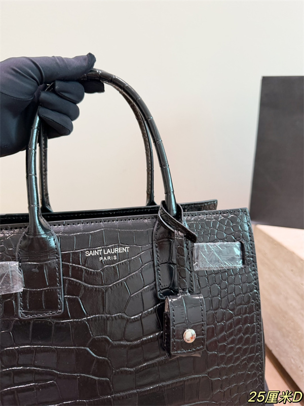 最新★SAINT LAURENTサンローランハンドバッグコピー大容量でスマホ・化粧品・書類もすっきり収納