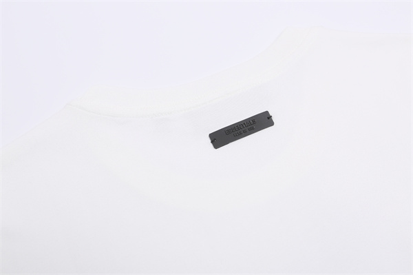 シンプルシルエット ミニマルフォルム ESSENTIALS エッセンシャルズ コピー ノースリーブTシャツ カジュアルコーデ 旬顔アイテム