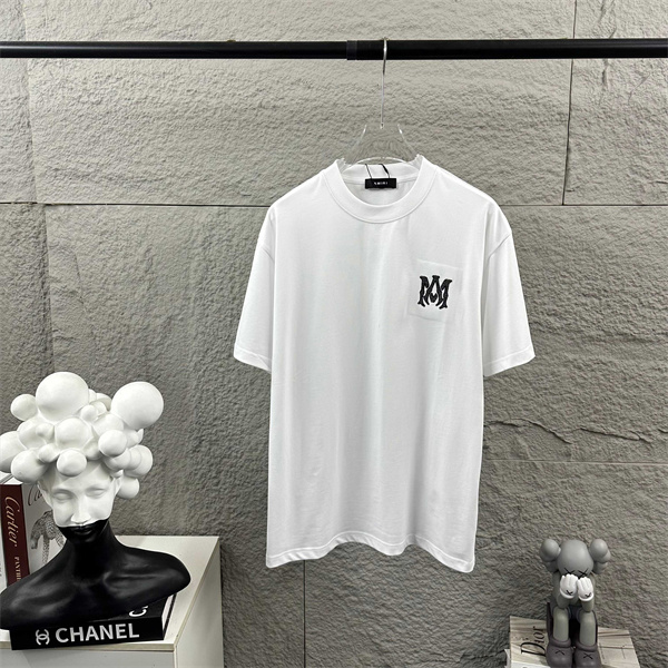 胸元グラフィック シンプルフォルム AMIRI アミリ コピー 半袖Tシャツ ストリートウェア 大人カジュアル 人気アイテム
