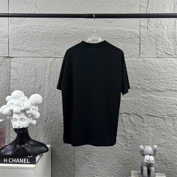 胸元グラフィック シンプルフォルム AMIRI アミリ コピー 半袖Tシャツ ストリートウェア 大人カジュアル 人気アイテム